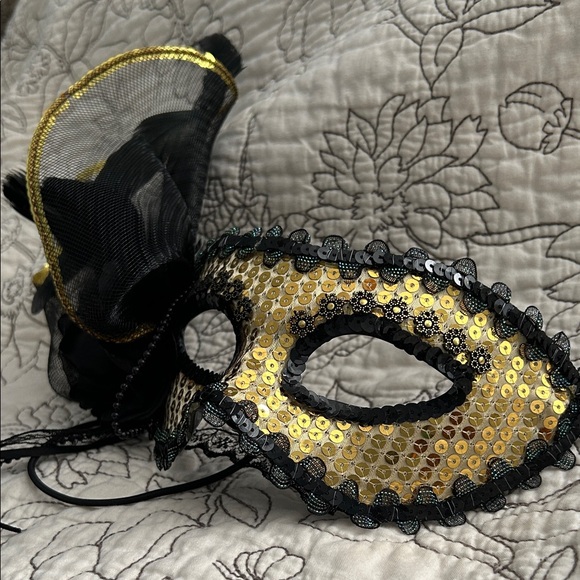 Chic Black and Gold Sequin Masquerade Mask - Picture 3 of 10